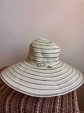 Toucan Collection green and cream wide brim hat